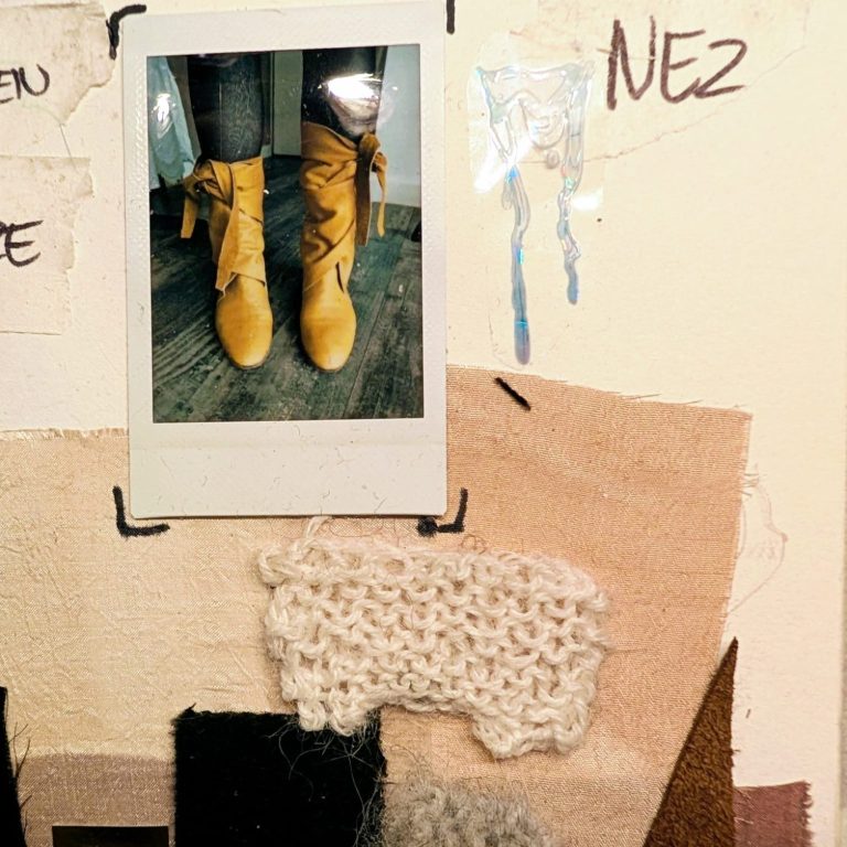 Gele laarzen naast een polaroidfoto en verschillende textuurmonsters.