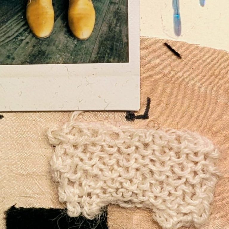 Gehaakte witte wol met een foto van gele schoenen ernaast.