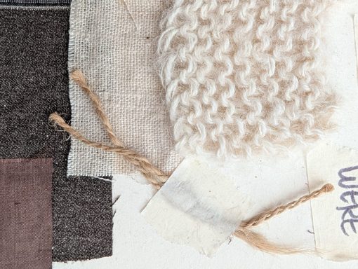 Textuur en kleurvariaties van verschillende stoffen en garens.