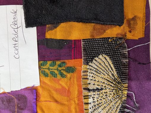 Patchwork met kleurrijke stoffen en een motief van een vlinder.