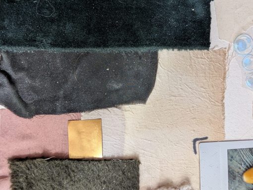 Een mozaïek van verschillende texturen en kleuren stof, met een gouden accent.