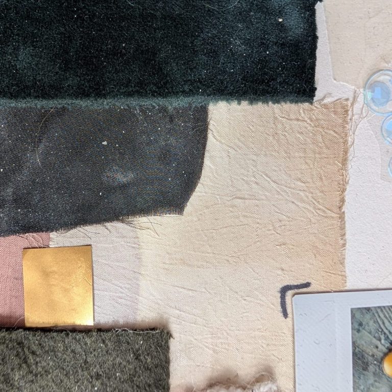 Verschillende texturen en kleuren van stoffen en materialen, inclusief metaal en plastic.