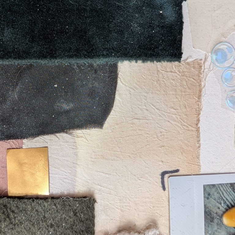 Verschillende texturen en kleuren van stoffen en materialen, waaronder groen, geel en beige.