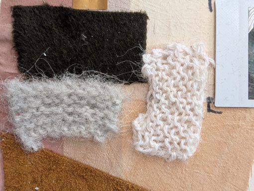 Verschillende textielstalen in bruin, grijs en lichtroze met diverse texturen.