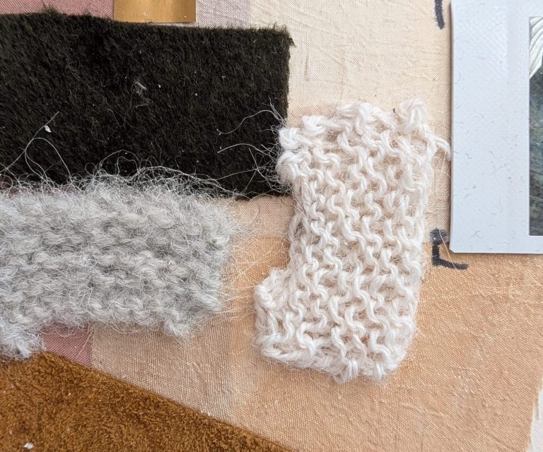 Verschillende stofstalen in bruine, grijze en lichtbeige kleuren.