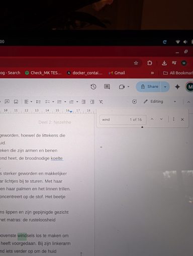 Een laptopscherm met een document in bewerkmodus en een werkbalk aan de bovenkant.