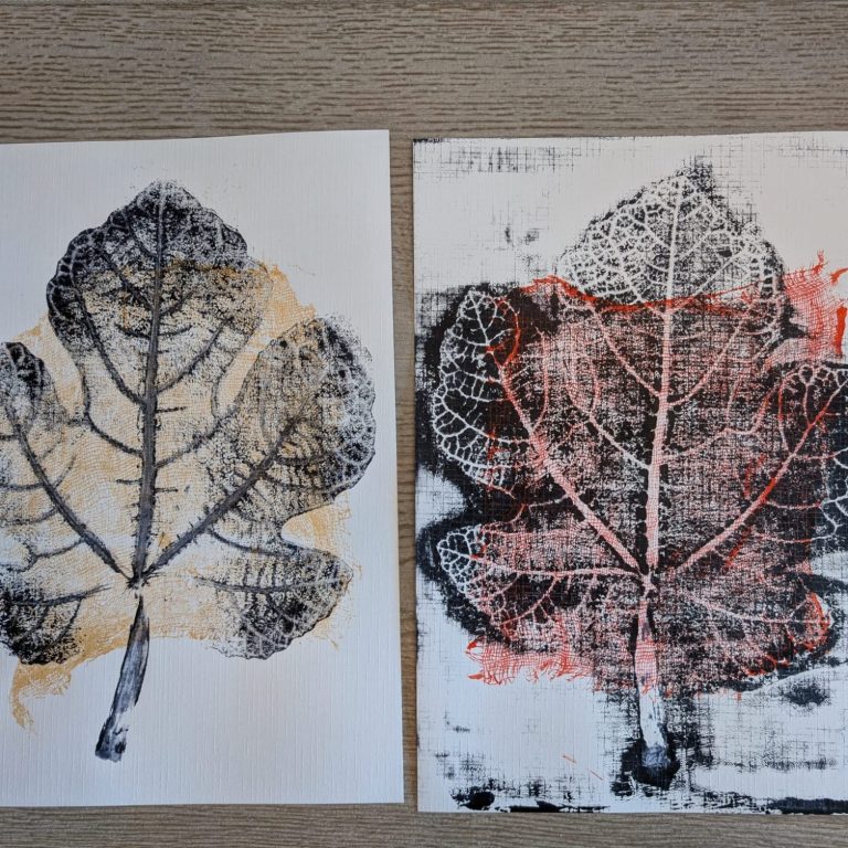 Afdrukken van bladeren in verschillende kleuren en texturen op wit papier.