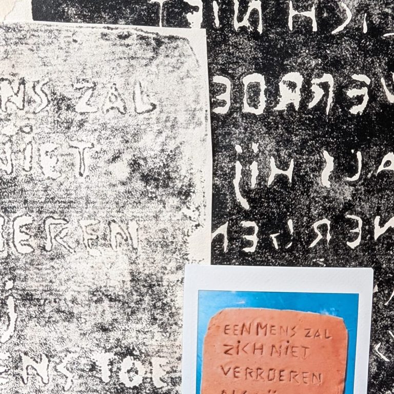 Tekst met verschillende typografieën en een opvallende blauwe achtergrond.